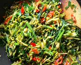 Foto langkah ke 6 dari resep Tumis kangkung bunga pepaya.