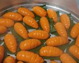 Foto langkah ke 4 dari resep Kueku bentuk wortel.
