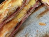 Hojaldre relleno de jamón, queso y dátiles