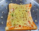 小烤箱料理之ㄧ: 吐司批薩(夏威夷&黑糖香蕉)的食譜步驟3照片