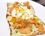 Une image de l'étape 3 de Tartines d'avocat toasts et son œuf poché au saumon.