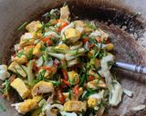 Foto langkah ke 1 dari resep Oseng kucai teri tahu pedas.