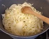 Une image de l'étape 1 de Tarte à l'oignon végétarienne.