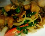รูปขั้นตอนการทำที่ 2 ของ หมูกรอบผัดพริกสดใบกะเพรา
