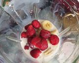 Foto langkah ke 2 dari resep Es Smoothies Strawberry Pisang popsicle.