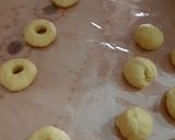 Foto langkah ke 3 dari resep Donat empuk topping coklat.