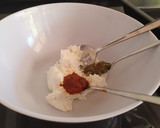Foto del paso 1 de la receta: Salmón al papillote con costra de queso ricotta y salsa harissa acompañado por rovellons salteados