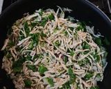 Foto del paso 5 de la receta: Pollo deshebrado con cebolla y cilantro