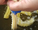 Foto langkah ke 2 dari resep Kue kecipir cetak pake spuit tutup botol.