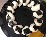 A picture of step 4 of Christmas Onigiri Rice Ball Wreath.