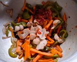 A picture of step 1 of Mushroom Hakka noodles.
