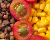 Foto del paso 5 de la receta: Ensalada completa, sencilla y económica de lentejas, maíz, semillas de zapallo y cherries 🌱