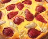 Foto del passaggio 2 della ricetta Clafoutis leggero allo yogurt con fragole e banane