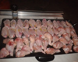 Foto del paso 2 de la receta: Alitas de pollo con patatas al horno