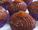 Foto del paso 3 de la receta: Muffins de chocolate con dulce de leche  y chocolate con naranja