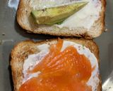 Foto del paso 1 de la receta: Sándwich de Salmón ahumado, queso, huevo y palta 😍😍😍!!!!