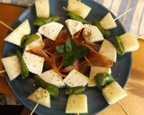Foto del paso 3 de la receta: Brochetas de melón y queso fresco con lomo ibérico