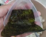 Foto langkah ke 5 dari resep Tuna onigiri.