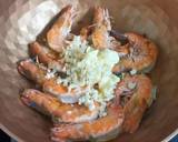 รูปขั้นตอนการทำที่ 2 ของ กุ้งผัดเนยกระเทียม เมนูร้านอาหาร ที่ทำกินเองได้ง่าย ๆ ที่บ้าน