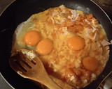 Foto del paso 3 de la receta: Huevos Revueltos con Jamón, Queso y Tomate 🥚🥓🧀🍅