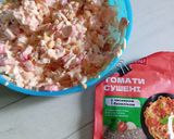 Фото кроку 2 до Салат з крабових паличок з помідорами і плавленим сирком.