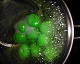 Foto langkah ke 5 dari resep Klepon Ketan Isi Gula Merah.