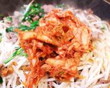 A picture of step 3 of Easy! Ground Meat and Garlic Chive Kimchi Stir-Fry.