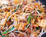 A picture of step 4 of Easy! Ground Meat and Garlic Chive Kimchi Stir-Fry.