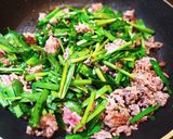 A picture of step 2 of Easy! Ground Meat and Garlic Chive Kimchi Stir-Fry.