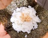 Hình bước làm 1 của món Cơm Nắm Rong Biển Kẹp Cá Ngừ