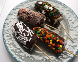 Foto del paso 3 de la receta: Palitos de plátano helados cubiertos de chocolate