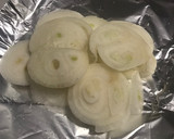 Foto del paso 3 de la receta: Salmón salvaje marinado, a las brasas, con cebolla en paquetito