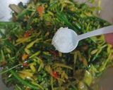 Foto langkah ke 4 dari resep Tumis Pakis Bunga Pepaya Ala Manado.