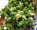 A picture of step 3 of Smashed peas on toast.