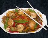 Foto del paso 4 de la receta CAMARONES CON FIDEOS CHINOS Y VAINAS DE ARVEJAS TIERNAS. JON STYLE