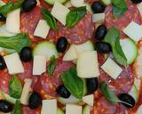 Pas rețetă Pizza cu chorizo, dovlecel și busuioc 3 fotografie