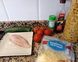 Foto del paso 1 de la receta: Pasta con pollo, calabacín y tomate
