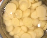 Ropogós csirkecomb, hagymás-szalonnás burgonyával és párolt zöldséggel recept fázis 2 fotója
