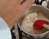 A picture of step 3 of Brown rice porridge with frozen raspberries.