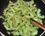 Hình bước làm 1 của món Mướp đắng xào trứng