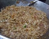 A picture of step 3 of Cheese schezwan Noodles.