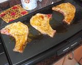 Foto del paso 2 de la receta: Chuletas lacadas a la barbacoa con papas fritas