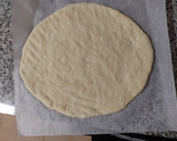 Foto del paso 3 de la receta: Pizza de quesos, jamón serrano y jamón cocido🍕
