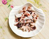Hình bước làm 1 của món Bạch tuộc xào cần tây ngon bá cháy