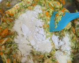 Foto del paso 2 de la receta: Muffins de zucchini y zanahoria low carb 🥒🥕🥚🧀