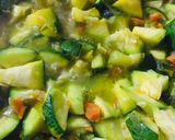 Foto del paso 4 de la receta: QUICHE DE ZAPALLITOS 🧅🫑🧀🌽🥒🧀