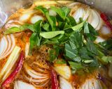 Gambar langkah 3 resipi Tom yum Seafood & Cendawan.