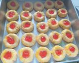 Foto langkah ke 4 dari resep Strawberry Thumbprint Cookies.