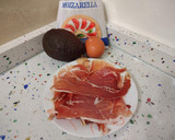 Foto del paso 2 de la receta: Salmorejo y pincho de mozzarella con aguacate