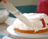 A picture of step 17 of Strawberry Decoration Cake, Chantilly Fraise.